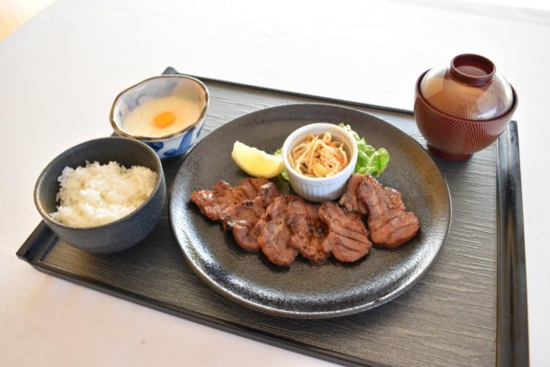 ・牛タン定食　ご飯　味噌汁　とろろ付き